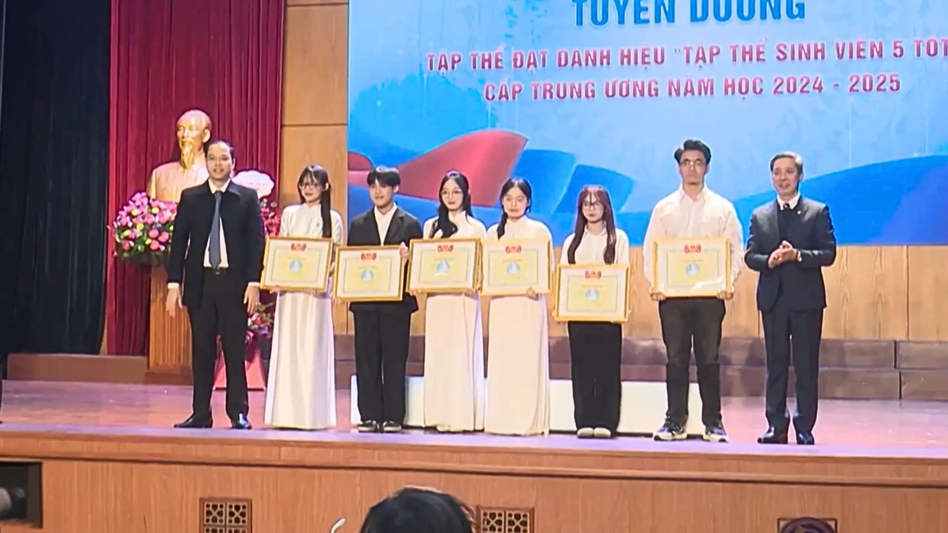 Vinh danh 140 gương ‘Sinh viên 5 tốt’ và ‘Sao tháng Giêng’